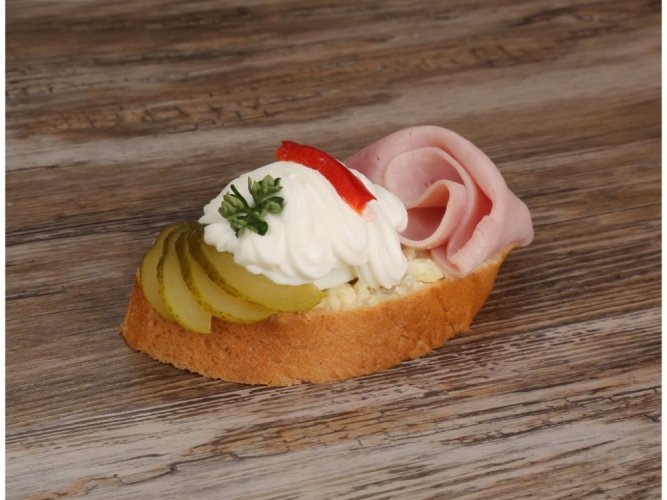 Chlebíček se šunkou a vejcem