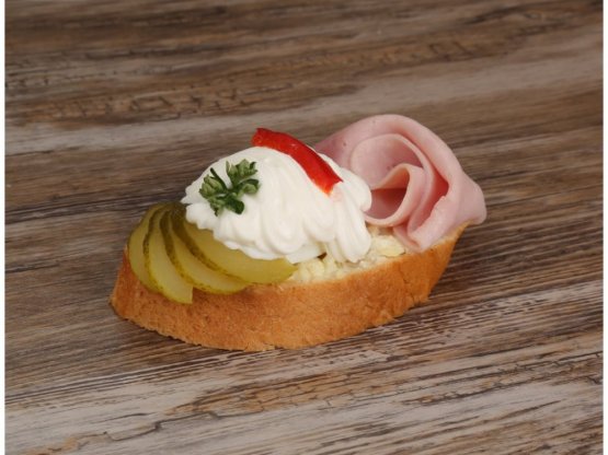 Chlebíček se šunkou a vejcem